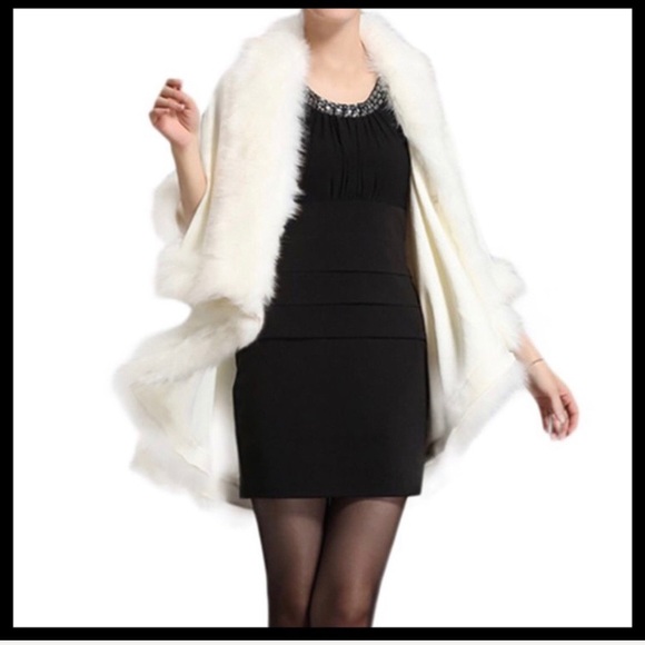 🥂THE AUDREY🥂WHITE FAUX FUR TRIMMED LAYERED CAPE - Picture 2 of 10